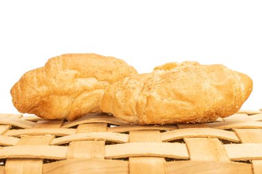 Taze mini kruvasan beyazda izole edilmiş.