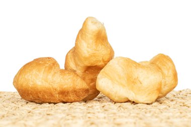 Taze mini kruvasan beyazda izole edilmiş.