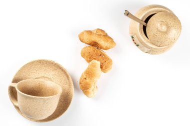 Taze mini kruvasan beyazda izole edilmiş.