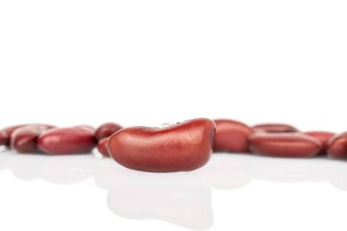 Taze kırmızı üzerine beyaz izole börülce