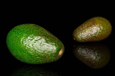 Siyah camda izole edilmiş taze yeşil avokado.