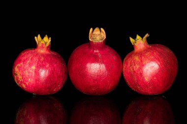 Siyah camda izole edilmiş taze kırmızı nar.