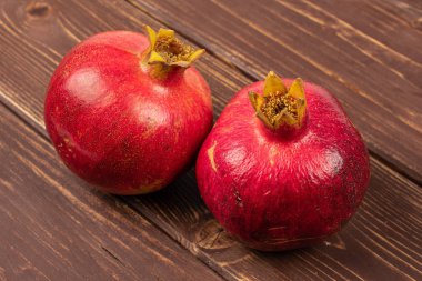 Kahverengi tahtada taze kırmızı nar.