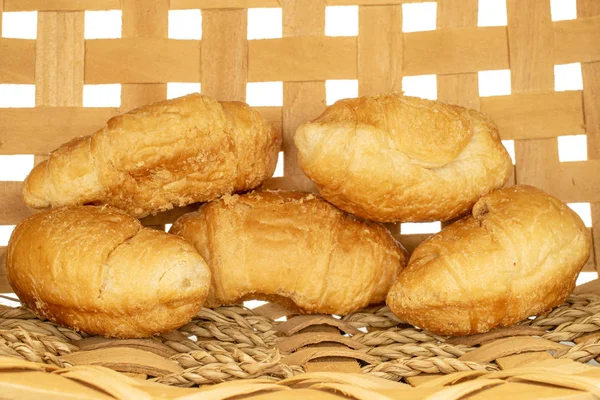 Mini croissant fresco en la cesta del lío —  Fotos de Stock