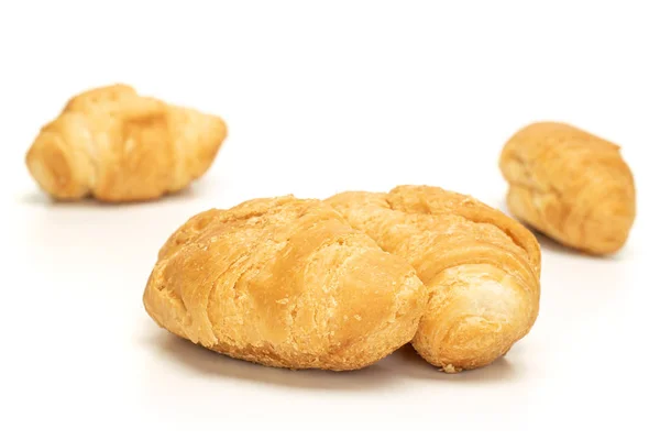 Verse mini croissant geïsoleerd op wit — Stockfoto