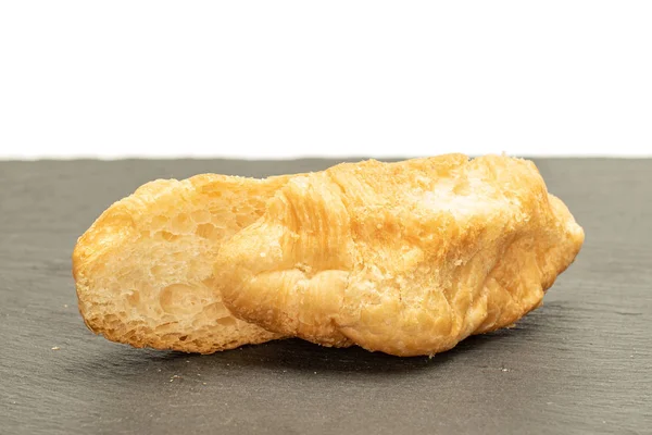 Mini croissant fresco isolado em branco — Fotografia de Stock