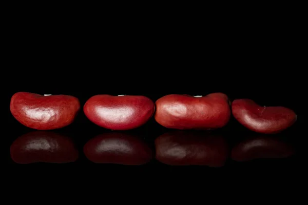 Feijão de rim vermelho fresco isolado em vidro preto — Fotografia de Stock