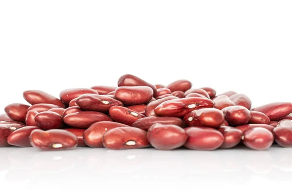 Čerstvé červené fazole izolované na bílém — Stock fotografie