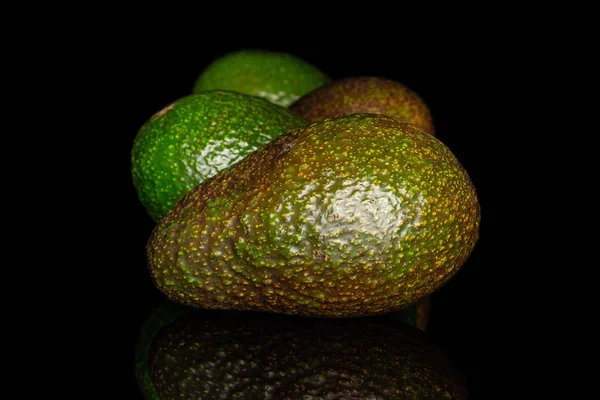 Aguacate verde fresco aislado en vidrio negro — Foto de Stock