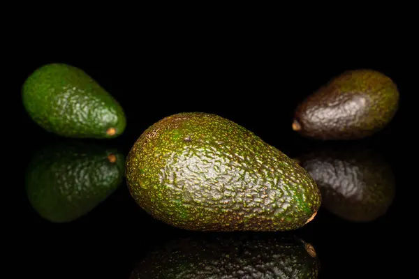 Νωπά πράσινα αβοκάντο απομονωμένα σε μαύρο γυαλί — Φωτογραφία Αρχείου
