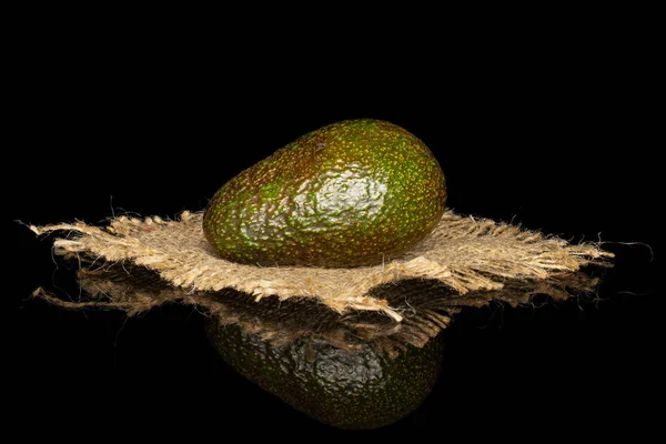 Frische grüne Avocado isoliert auf schwarzem Glas — Stockfoto