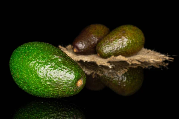 Aguacate verde fresco aislado en vidrio negro — Foto de Stock