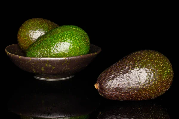 검은 유리에 분리되어 있는 신선 한 녹색 아보카도 — 스톡 사진