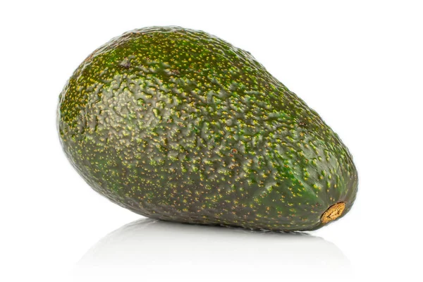 Verse groene avocado geïsoleerd op wit — Stockfoto