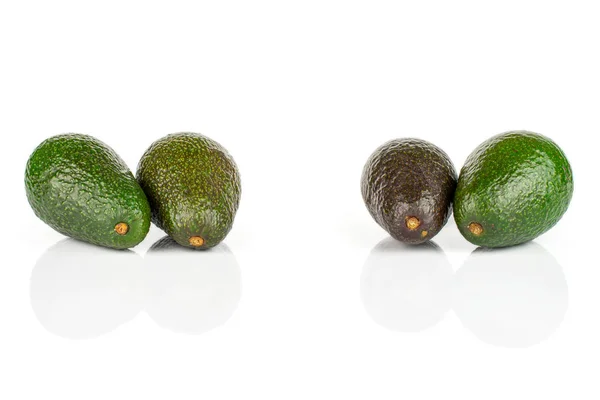 Avocat vert frais isolé sur blanc — Photo