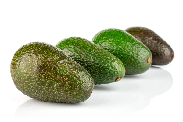 Čerstvě zelené avokádo izolované na bílém — Stock fotografie