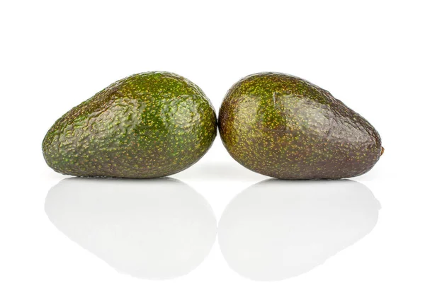 Frische grüne Avocado isoliert auf weiß — Stockfoto