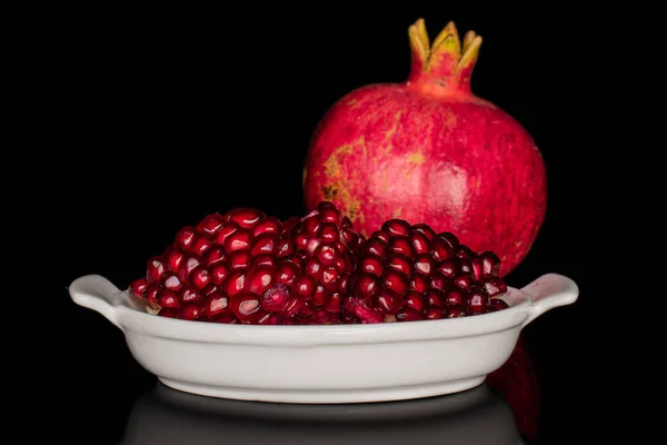 Pomergranate vermelho fresco isolado em vidro preto — Fotografia de Stock