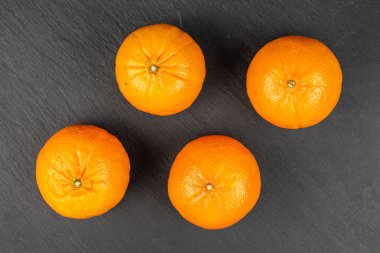 Gri taşta taze turuncu mandalina