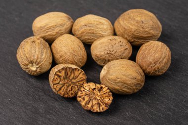 Gri taşın üzerinde kuru kahverengi hindistan cevizi