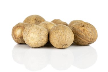 Kuru kahverengi hindistan cevizi beyazda izole edilmiş.