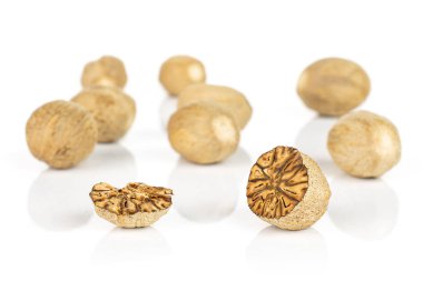 Kuru kahverengi hindistan cevizi beyazda izole edilmiş.