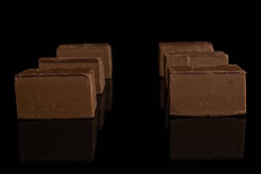 Tatlı Viyana fındığı siyah camda izole edilmiş.