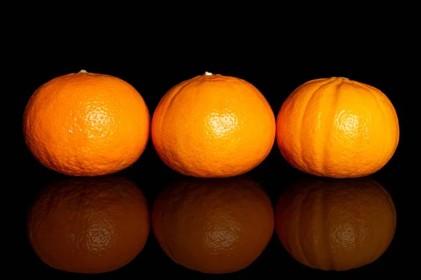 Mandarina laranja fresca isolada em vidro preto — Fotografia de Stock