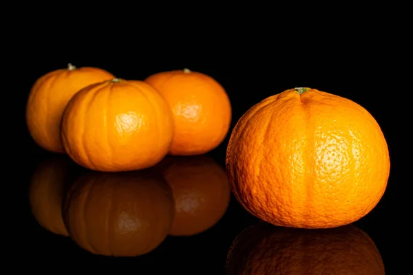Mandarina naranja fresca aislada en vidrio negro — Foto de Stock