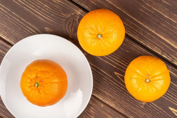 Fresh orange mandarine on brown wood — Stock Photo, Image