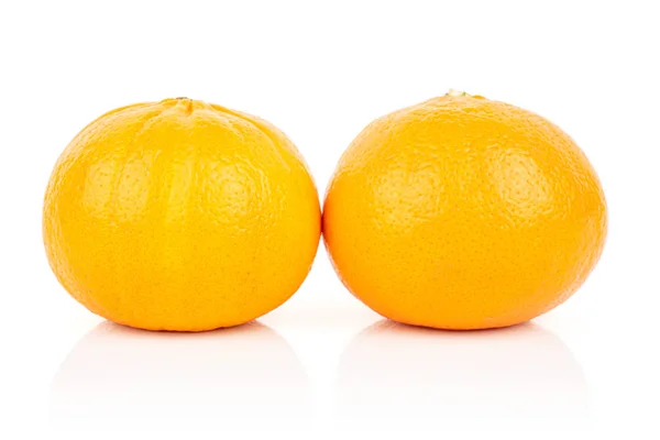 Mandarina naranja fresca aislada en blanco — Foto de Stock
