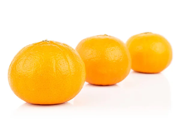 Frische orange Mandarine isoliert auf weiß — Stockfoto