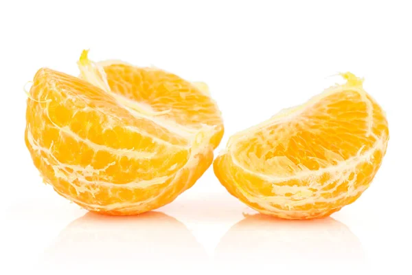 Mandarina naranja fresca aislada en blanco — Foto de Stock