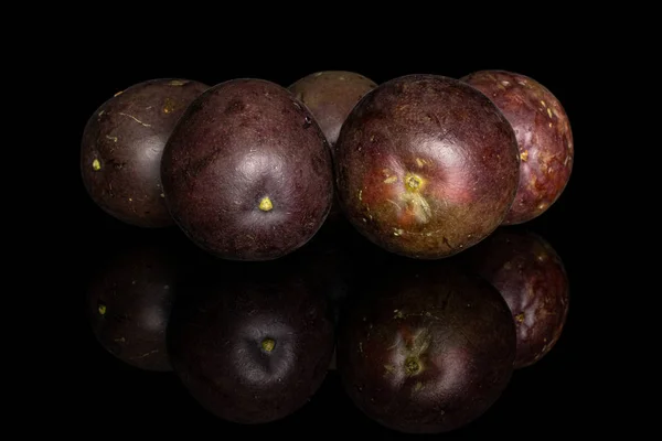 Słodkie ciemne owoce namiętności izolowane na czarnym szkle — Zdjęcie stockowe