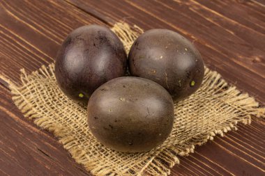 Kahverengi ahşap üzerinde tatlı koyu tutku meyvesi