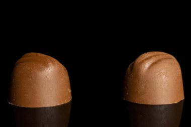 Siyah camlara izole edilmiş çikolatalı pralin şekerleri.