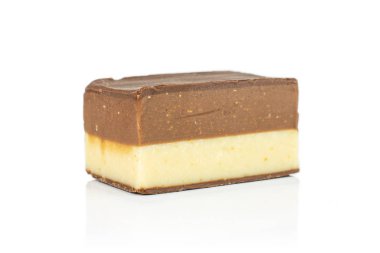 Beyaz üzerine izole edilmiş çikolatalı pralin şekerlemeleri.