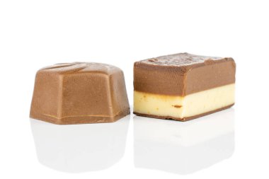 Beyaz üzerine izole edilmiş çikolatalı pralin şekerlemeleri.