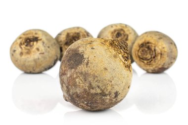 Çiğ kırmızı pancar kökü beyaza izole edilmiş.