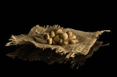 Buna shimeji mantarı siyah camda izole edilmiş.