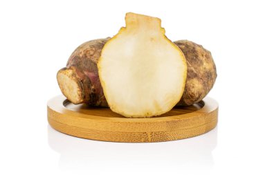 Taze kahverengi Kudüs enginarı beyaz üzerine izole edilmiş.