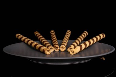 Siyah camda izole edilmiş fındıklı gofret bisküvisi.