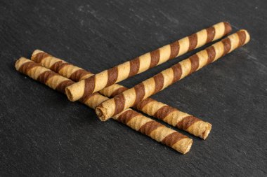 Gri taşın üzerinde fındıklı gofret bisküvisi