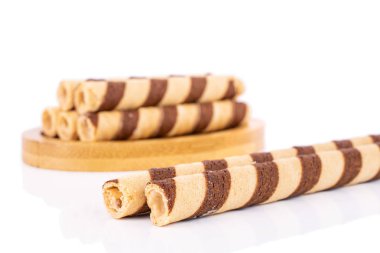 Fındıklı gofretli bisküvi beyaza izole edilmiş.