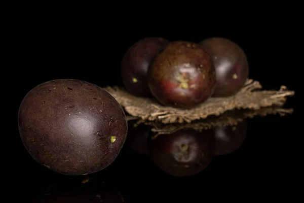 Dolce frutto della passione scuro isolato su vetro nero — Foto Stock