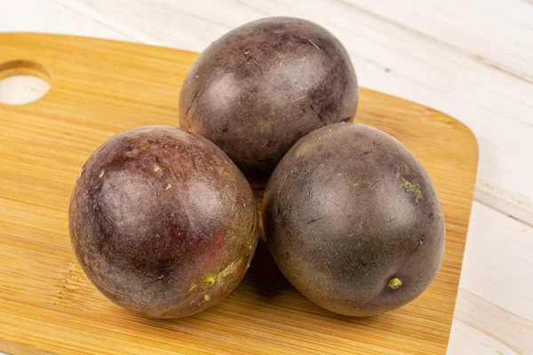 Doce maracujá escuro em madeira cinzenta — Fotografia de Stock