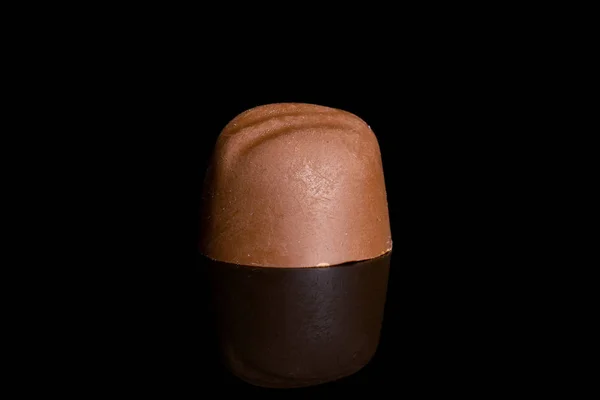 Czekoladowe cukierki pralinowe izolowane na czarnym szkle — Zdjęcie stockowe