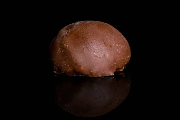 Καραμέλες πραλίνα σοκολάτας απομονωμένες σε μαύρο γυαλί — Φωτογραφία Αρχείου