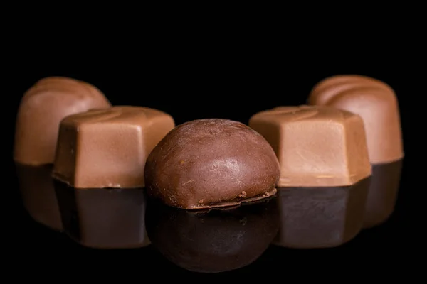 Bonbons pralinés au chocolat isolés sur verre noir — Photo
