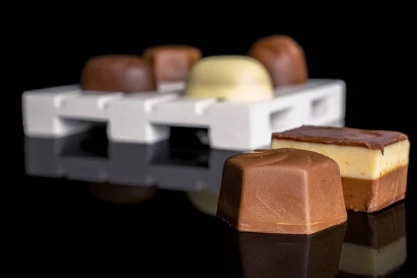 Doces de chocolate praline isolados em vidro preto — Fotografia de Stock